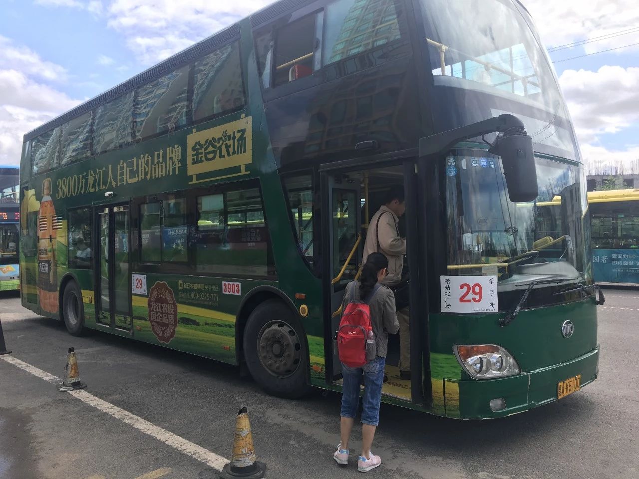 "金谷农场"与您朝夕相伴 高颜值车身广告扮靓冰城 - 黑龙江省农业投资